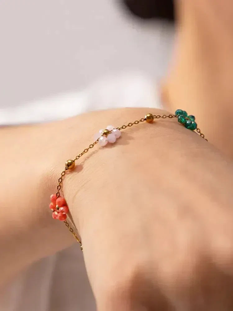 Goudkleurige bedelarmband met bloemenkralen - Verstelbare lengte