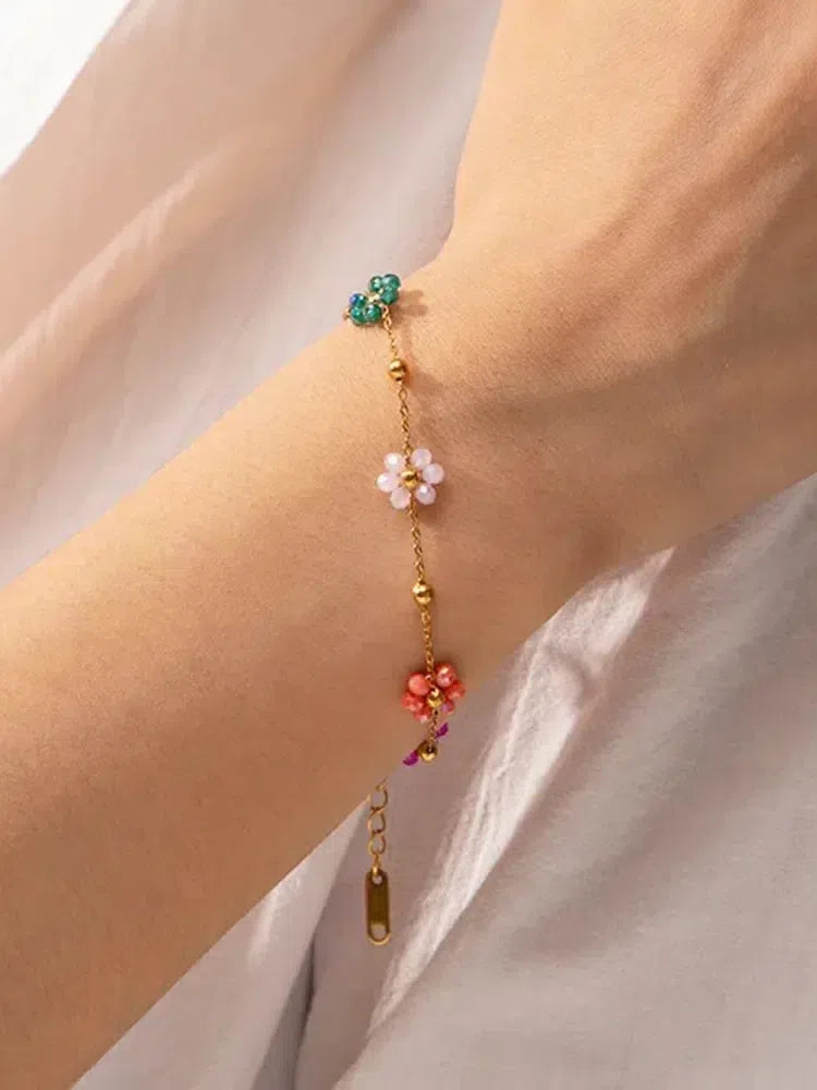 Goudkleurige bedelarmband met bloemenkralen - Verstelbare lengte