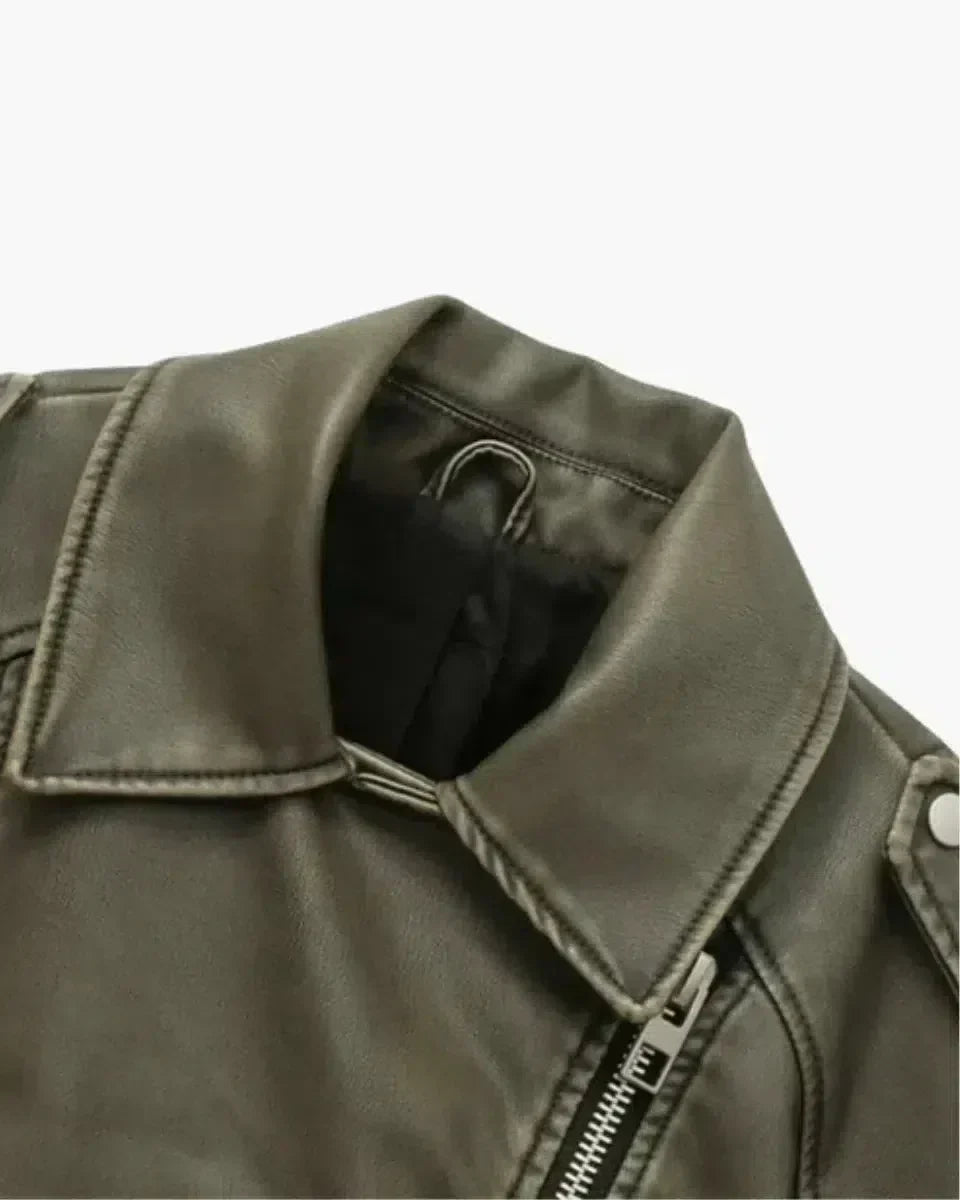 Isla – Kort aansluitend ontwerp – Bikerjas met riem