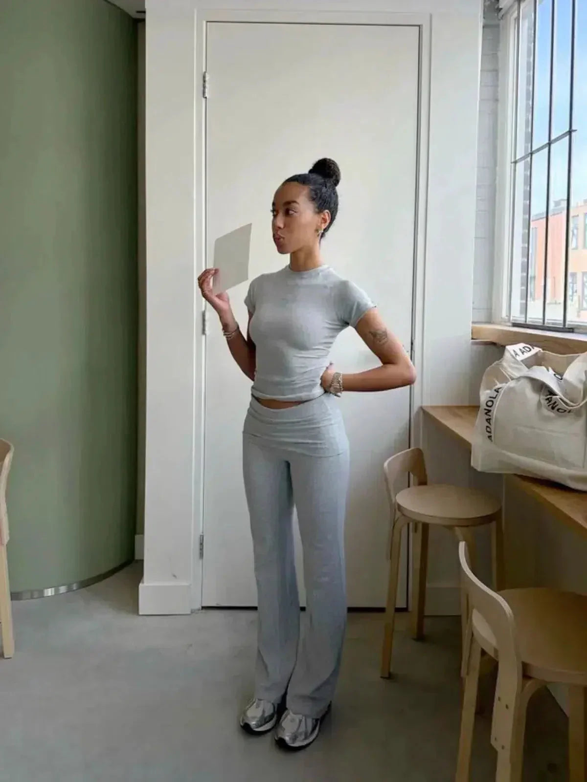 Ovidia – Nauwsluitende top en high-waist uitlopende broek – Tweedelige set