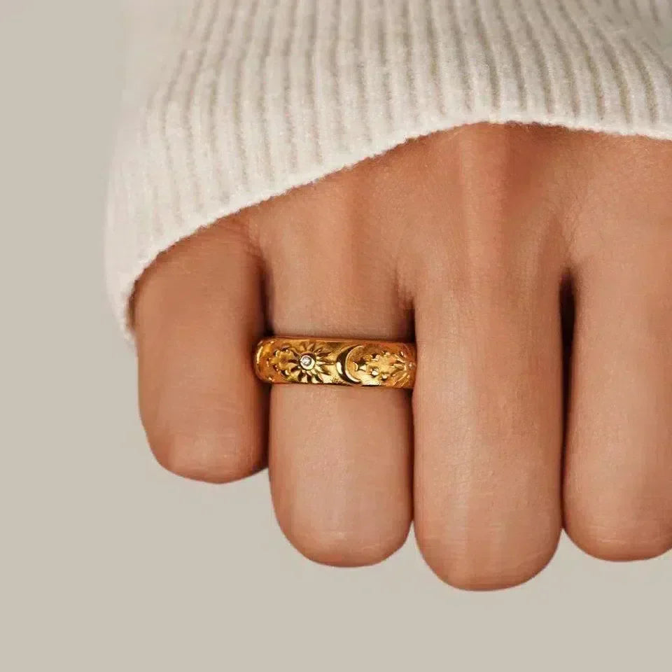 Goudvergulde ring met hemelmotief - Gegraveerd bandontwerp