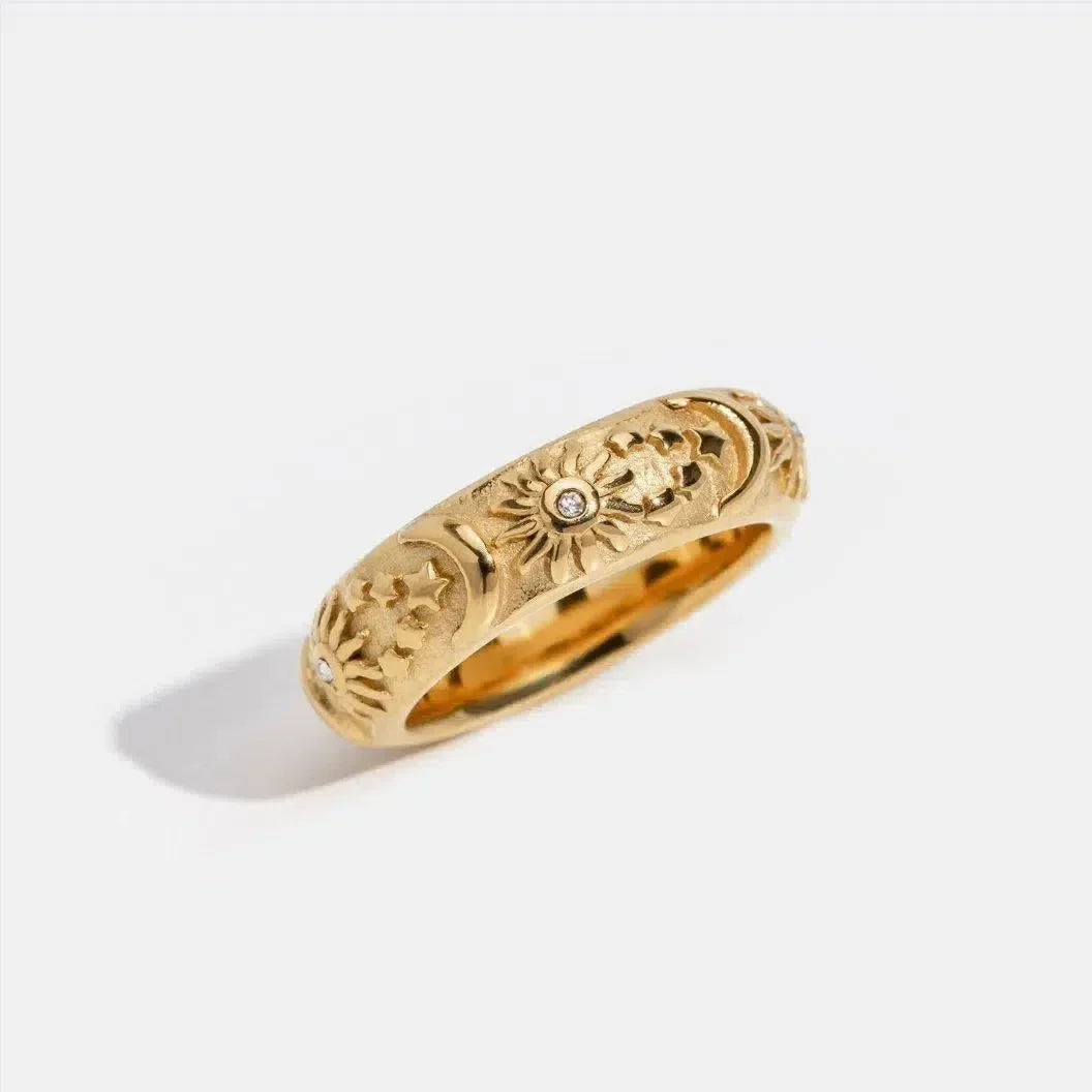 Goudvergulde ring met hemelmotief - Gegraveerd bandontwerp
