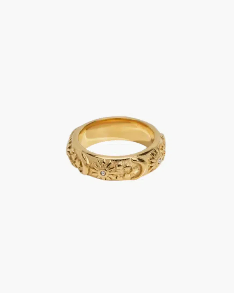 Goudvergulde ring met hemelmotief - Gegraveerd bandontwerp
