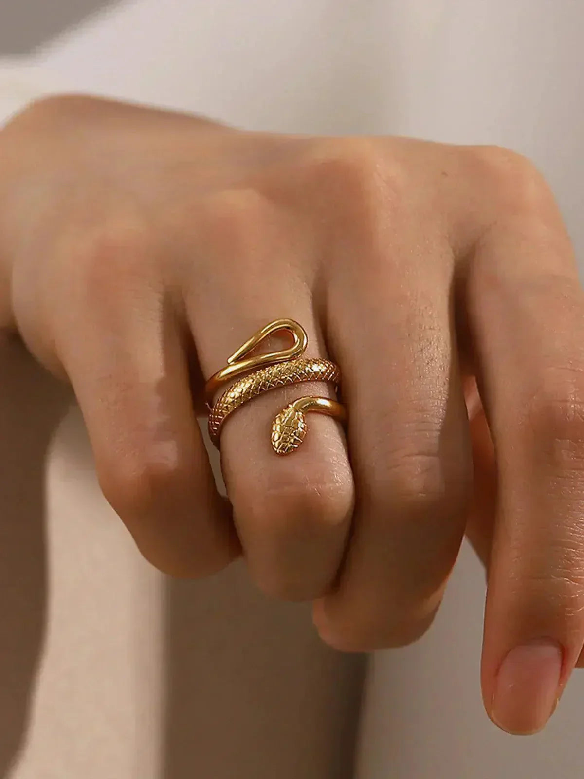 Goud- of zilverkleurige slangring - Open statement ontwerp