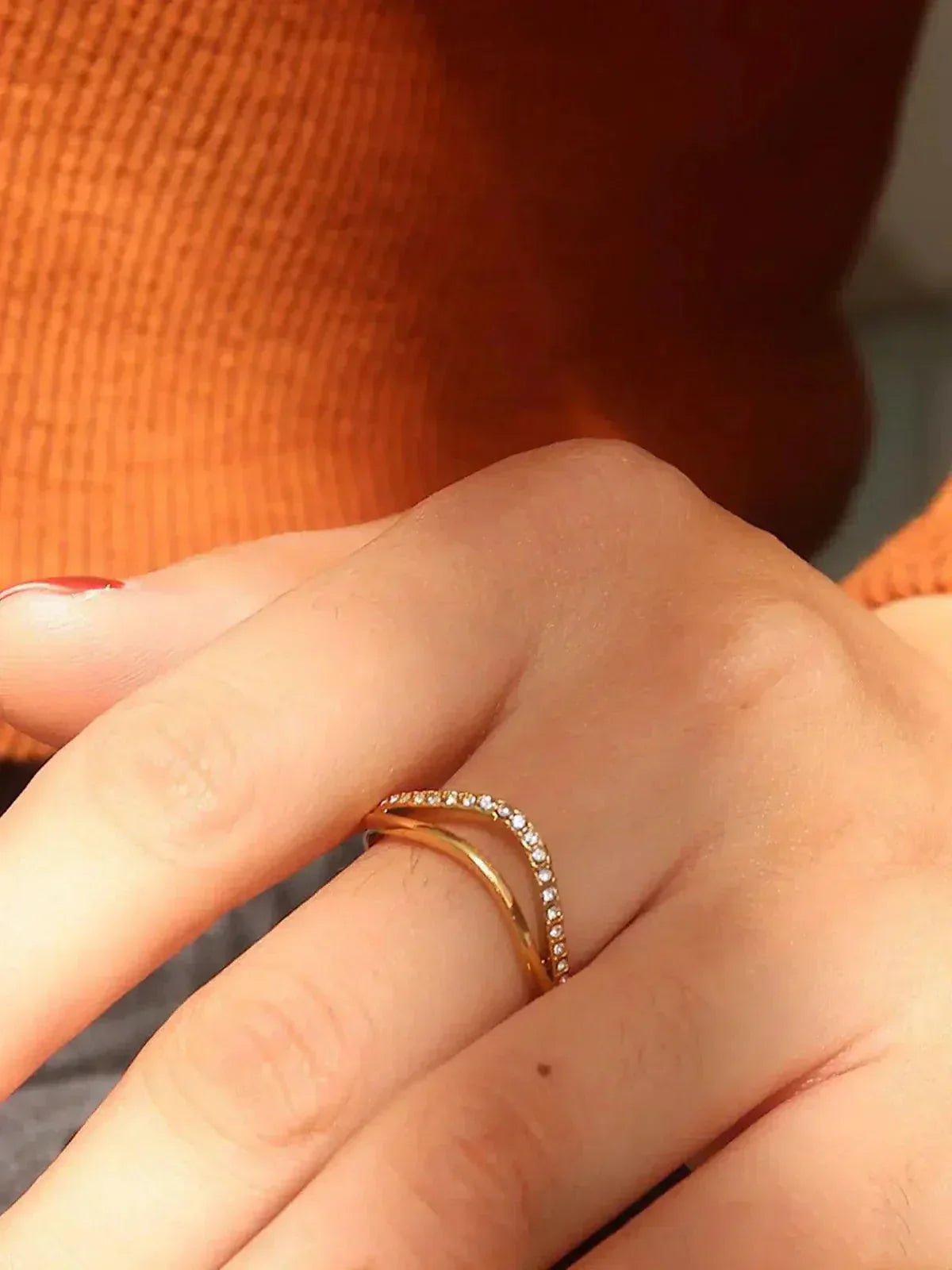Goudkleurige ring met golfpatroon - Sprankelende steentjes-accent