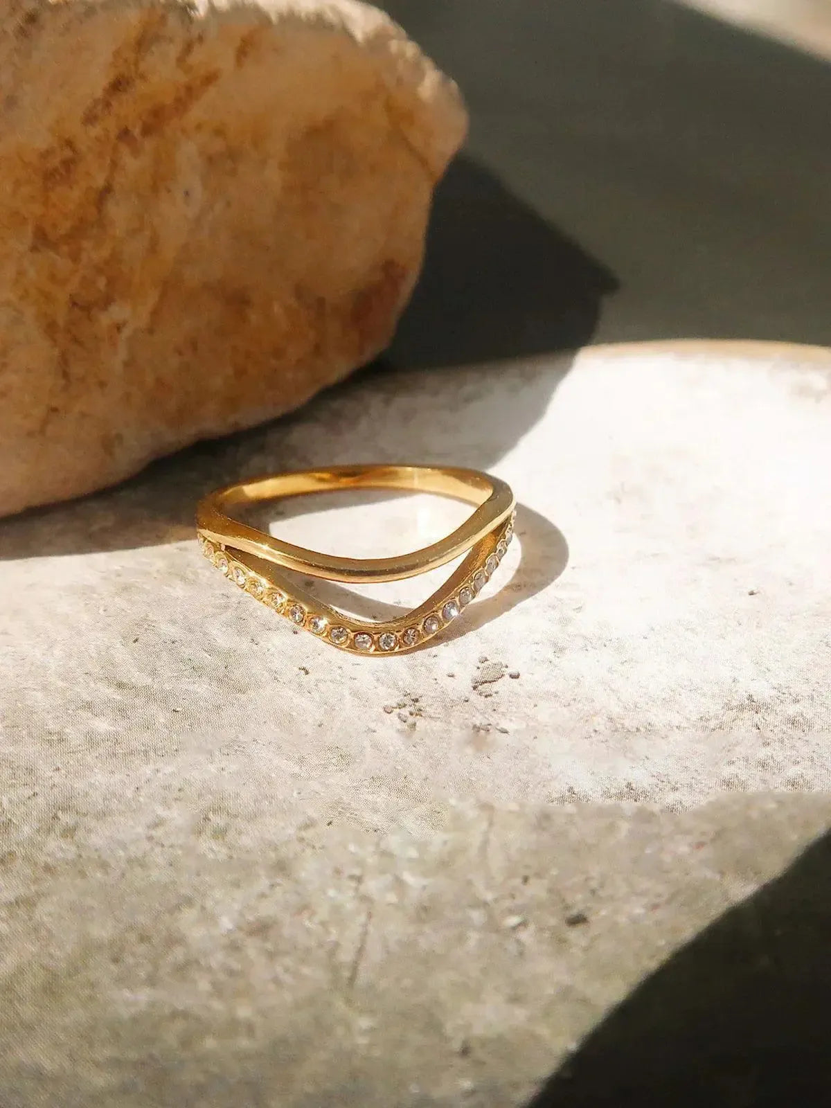Goudkleurige ring met golfpatroon - Sprankelende steentjes-accent