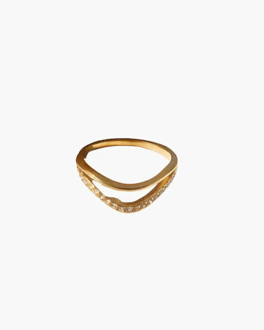Goudkleurige ring met golfpatroon - Sprankelende steentjes-accent